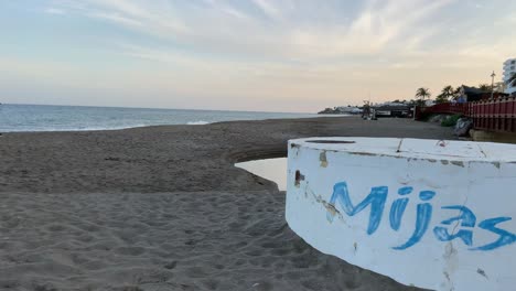 Landschaft-Eines-Strandes-An-Der-Küste-Der-Costa-Del-Sol,-Mit-Ruhigen-Wellen-Am-Ufer-Vor-Einem-Wunderschönen-Sonnenuntergang