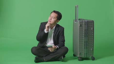 비행기를 기다리는 사업가