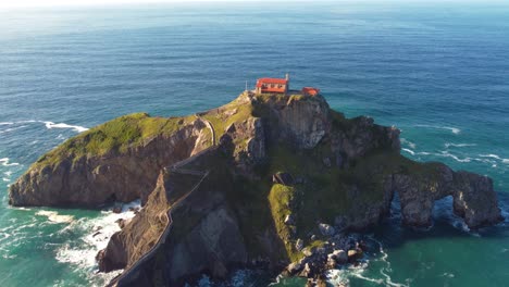 Antigua-Ermita-Medieval-De-Gaztelugatxe-Para-Peregrinos-Situada-En-El-País-Vasco-Al-Norte-De-España,-Vista-Aérea-Al-Atardecer