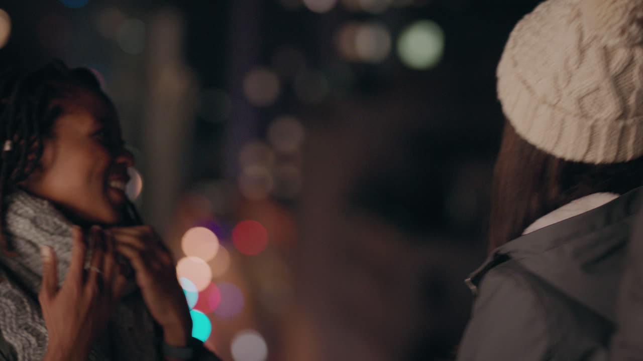 행복한 옥상 파티 친구들이 즐거움을 즐기고 젊은 백인 여성이 사회를 즐기고 밤에 옥상에서 주말 축하를 즐기고