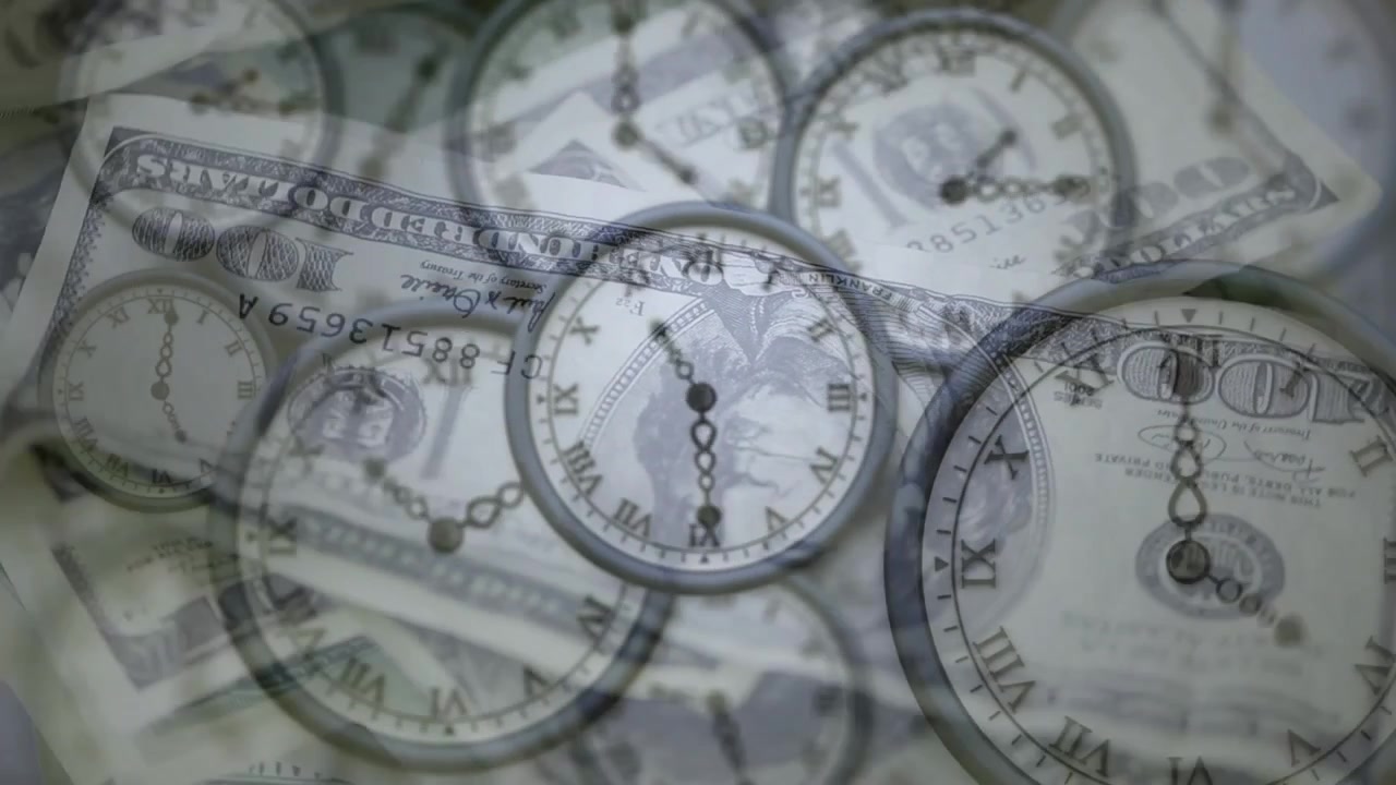 Inquadratura iniziale che mostra orologi da tasca traslucidi che iniziano a girare lentamente e rivelano i dettagli delle banconote