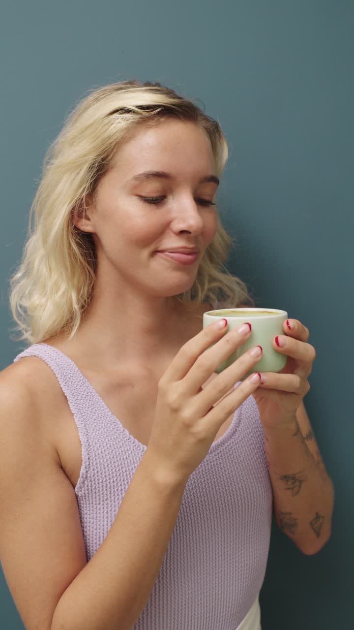 Una mujer bebiendo té.