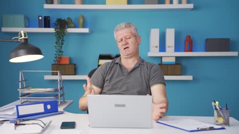 el hombre de la oficina en casa es incompetente.