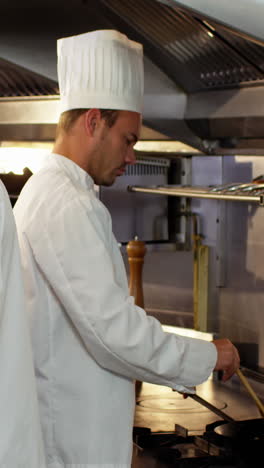 grupo de cocineros hablando cocinando y cortando verduras