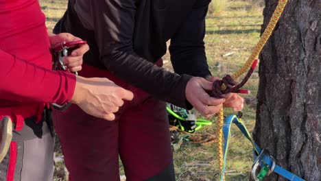 Hombre-Y-Mujer-Manos-Cerca-Atando-Nudos-En-El-Bosque-Español,-Para-Poda-De-Altura-Y-Jardinería