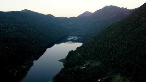 Vista-Aérea-Del-Lago-Tinquilco-A-La-Hora-Azul---Disparo-De-Drones