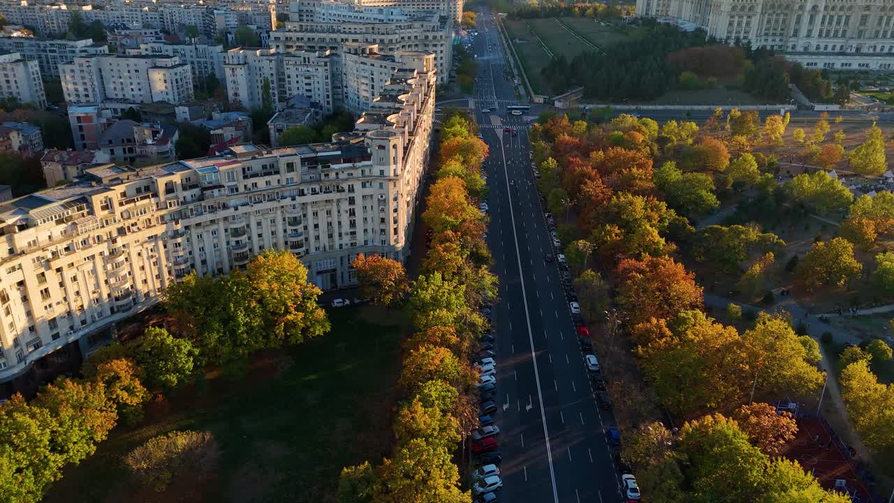 lenta revelación aérea sobre el palacio del parlamento al atardecer en bucarest, rumania, colores de otoño