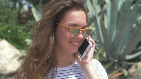 una mujer hablando por teléfono.