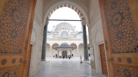 entrada de una mezquita en turquía