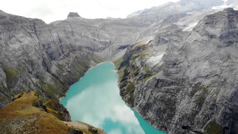 Eine-überführung-über-Einen-Aussichtspunkt-über-Dem-Limmernsee-In-Glarus,-Schweiz,-Mit-Blick-Auf-Die-Klippen-Und-Die-Landschaft-Der-Schweizer-Alpen-An-Einem-Bewölkten-Tag