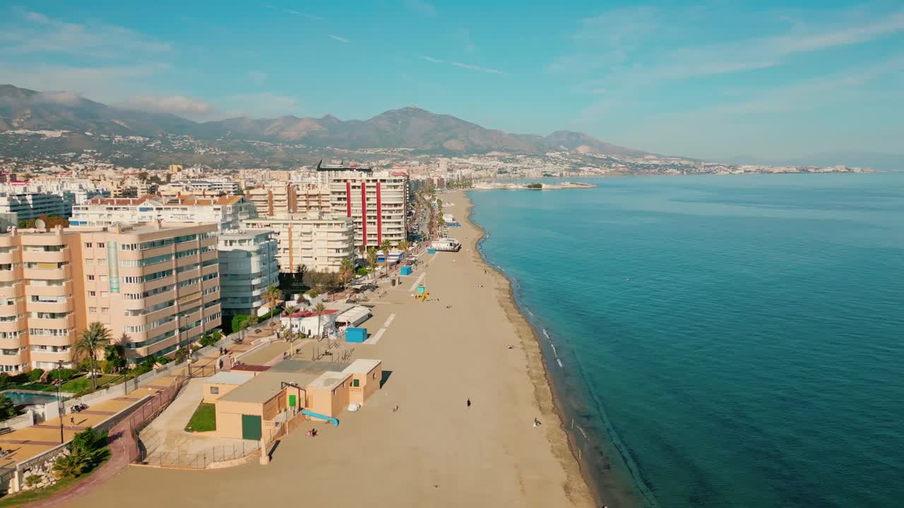 Splendida vista aerea di Fuengirola, Costa del Sol, Spagna, che mette in risalto il mare Mediterraneo turchese, lussuosi edifici che si estendono lungo la costa in una giornata limpida e soleggiata.