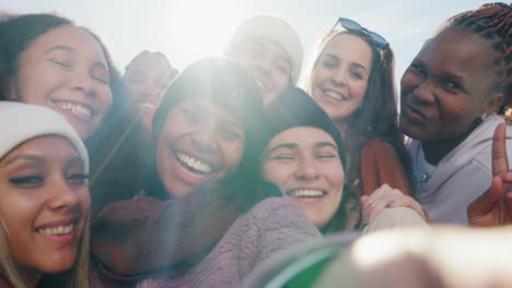 Camping,-Selfie-Y-Amigos-En-La-Naturaleza-Felices