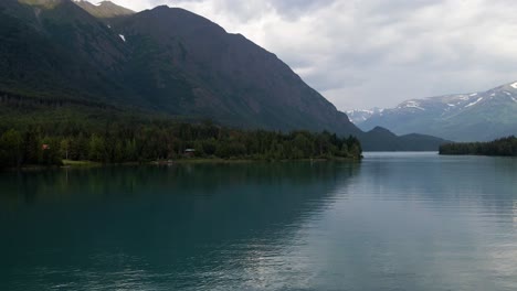 Imágenes-Aéreas-De-Drones-De-4k-De-Aguas-Abiertas-Frente-Al-Río-Y-Montañas-En-Alaska-Durante-El-Verano