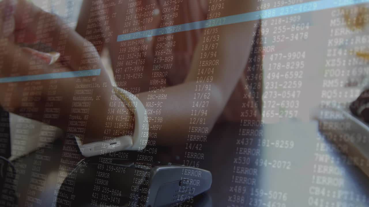 animación de procesamiento de datos sobre mujer biracial pagando con reloj inteligente