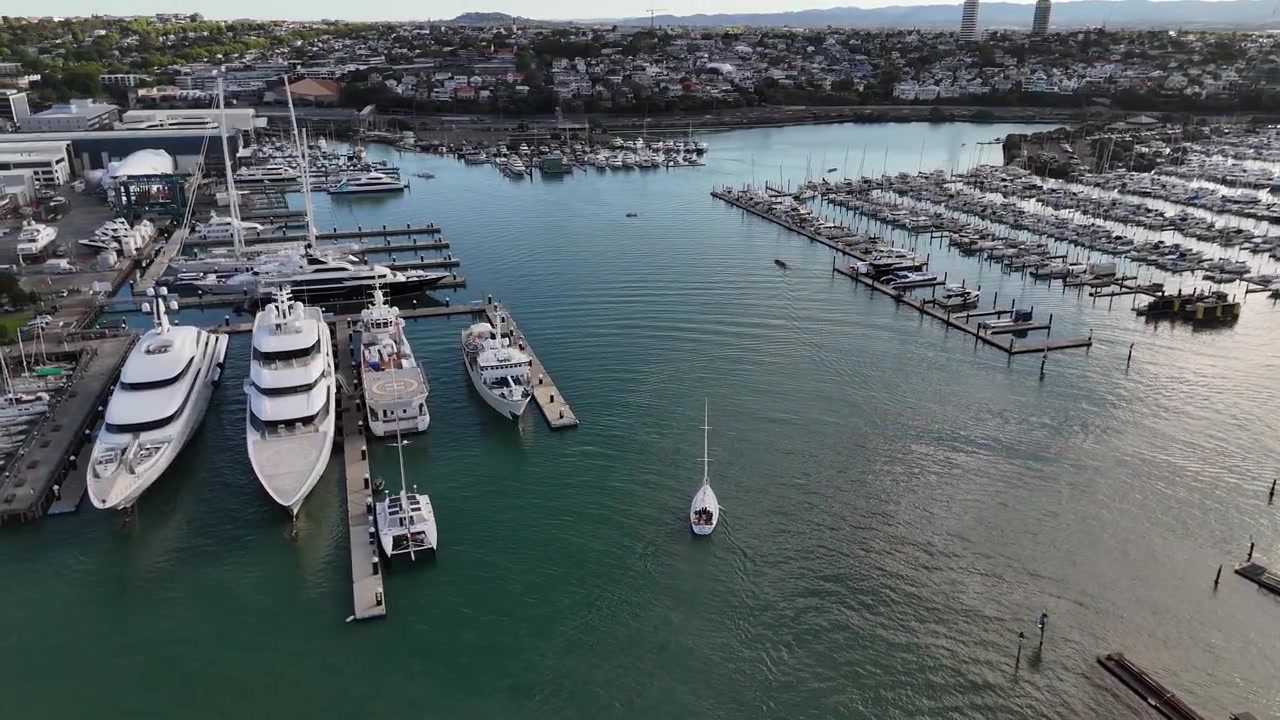 Westhaven Marina, barche a vela e Auckland Harbour Bridge al tramonto ad Auckland, Nuova Zelanda. Vista aerea con drone