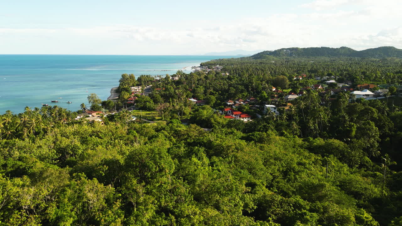 villas de alquiler en medio del denso bosque costero en koh samui, tailandia
