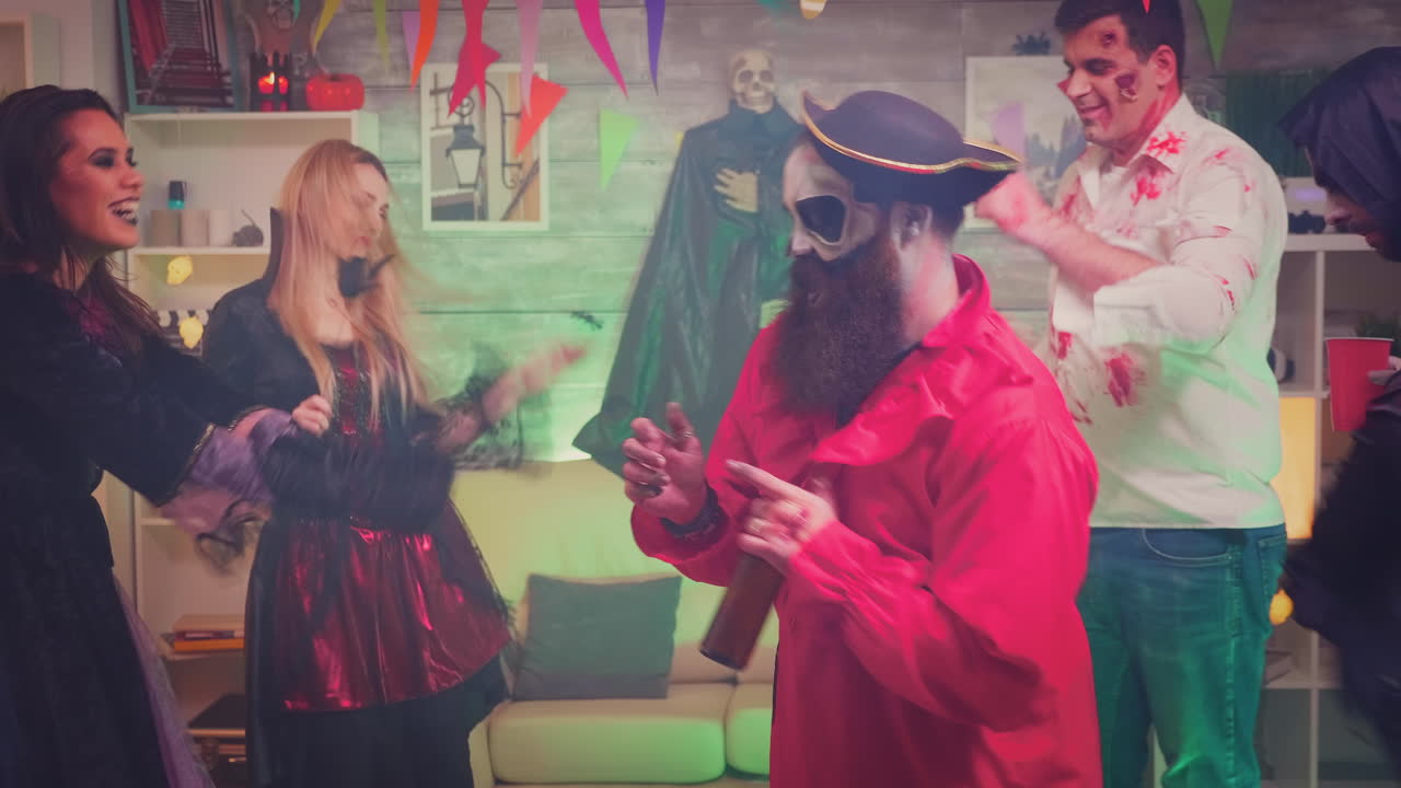 un joven barbudo vestido como un pirata.