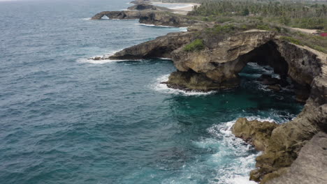 cavernas e rochas de cueva del indio em porto rico - tiro aéreo de drone