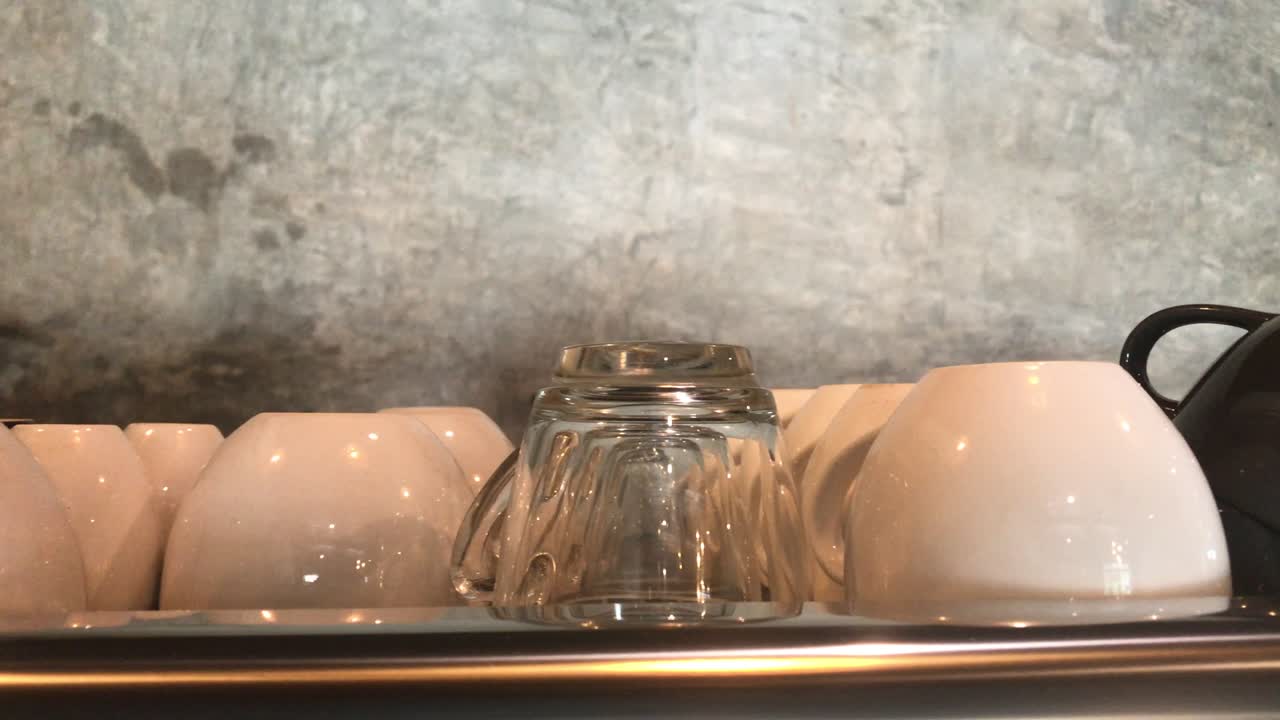 mucha taza de café en la cafetería