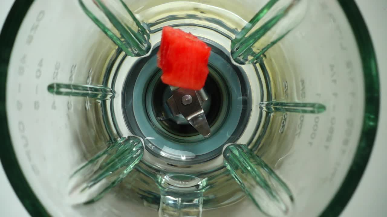 Fyldning af vandmelon i en blenderbeholder. Slowmotion. Optagelse af vandmelon i en blenderbeholder