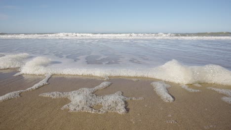 Pov-Von-Sanften-Schaumigen-Wellen,-Die-Sich-Zu-Einem-Unberührten-Strand-An-Der-Nordsee,-Der-Belgischen-Küste,-Bewegen