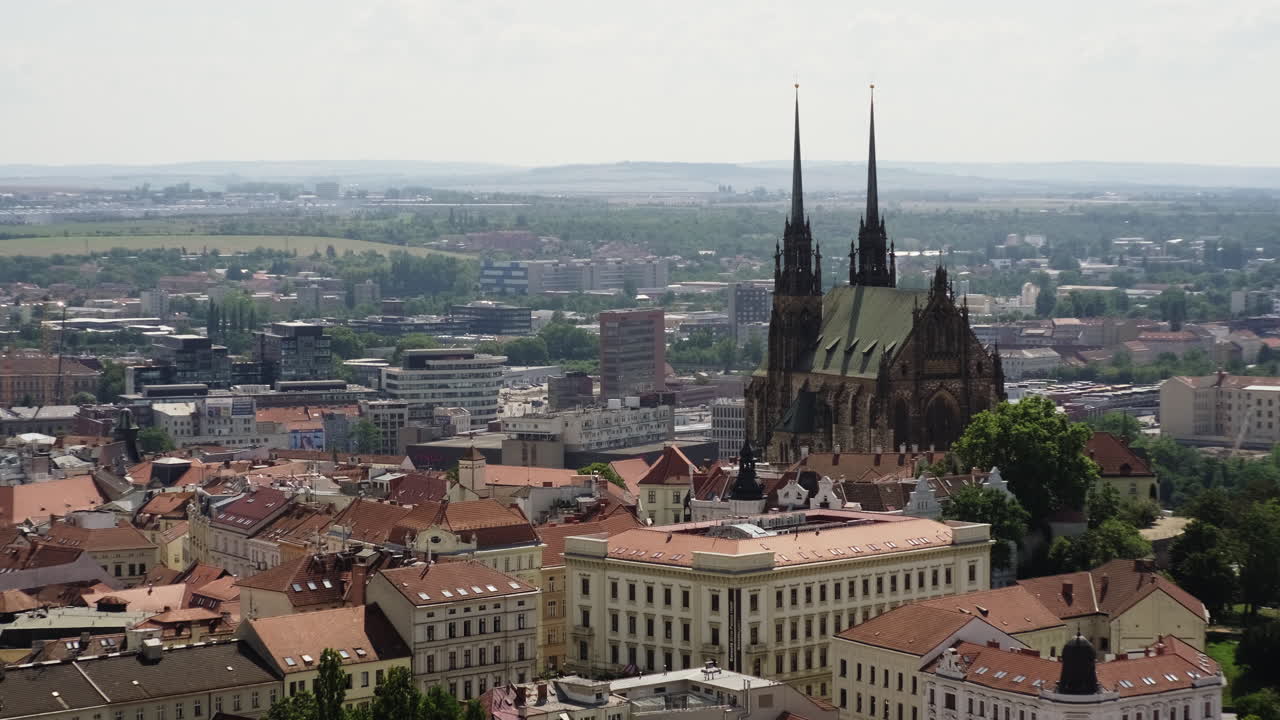 paisaje urbano de una ciudad europea con una catedral gótica