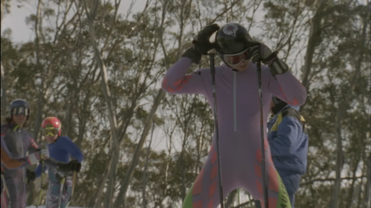 스키어는 내리막 스키를 시작합니다