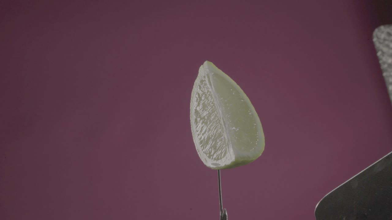 limón girando con bucle en la pantalla de fucsia para la llave de croma