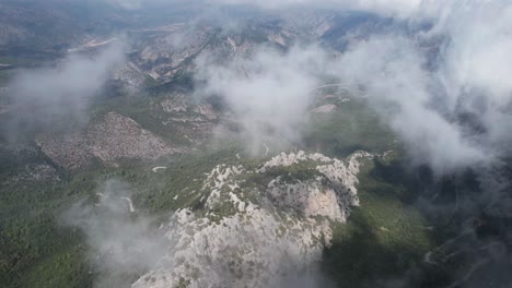 disparo aéreo de drones de montañas nubladas volando a través de las nubes