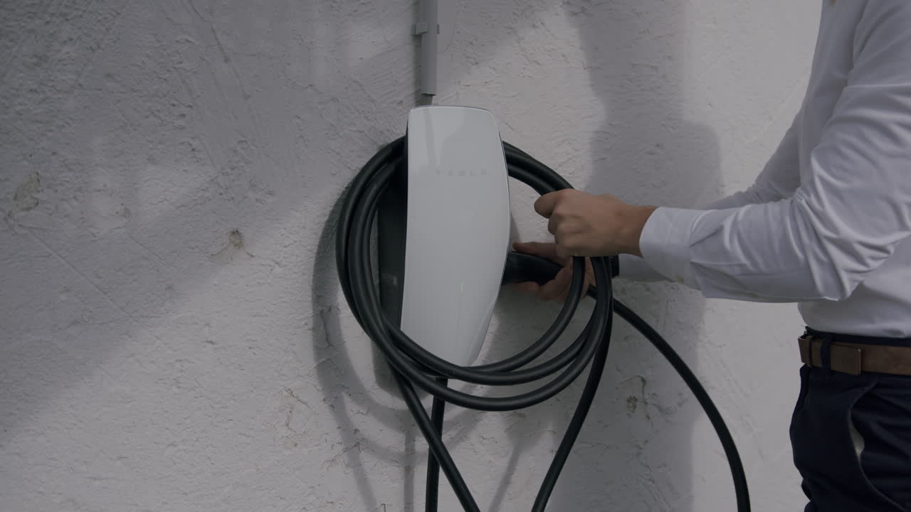 alguien pone el enchufe de nuevo a la estación de carga del hogar