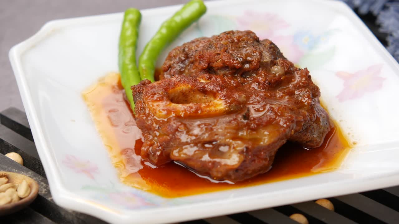 녹색 콩과 함께 겨진 고기 짧은 갈비