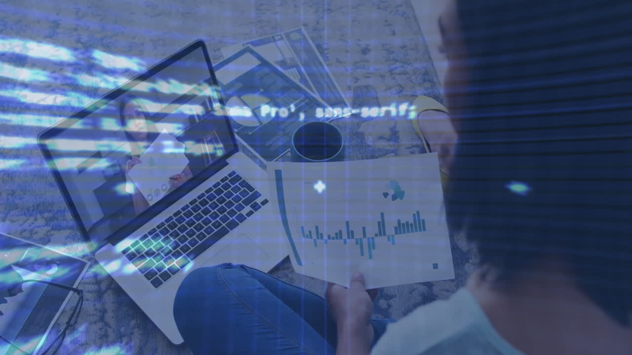 animación del procesamiento de datos sobre la vista trasera de una mujer sosteniendo un documento que tiene una videoconferencia en una computadora portátil.