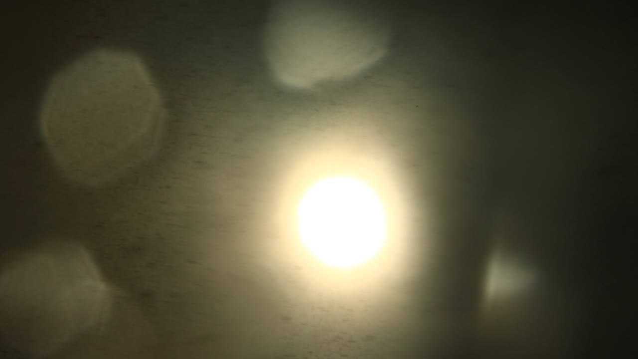 el sol detrás de la nevada vídeo abstracto 4k