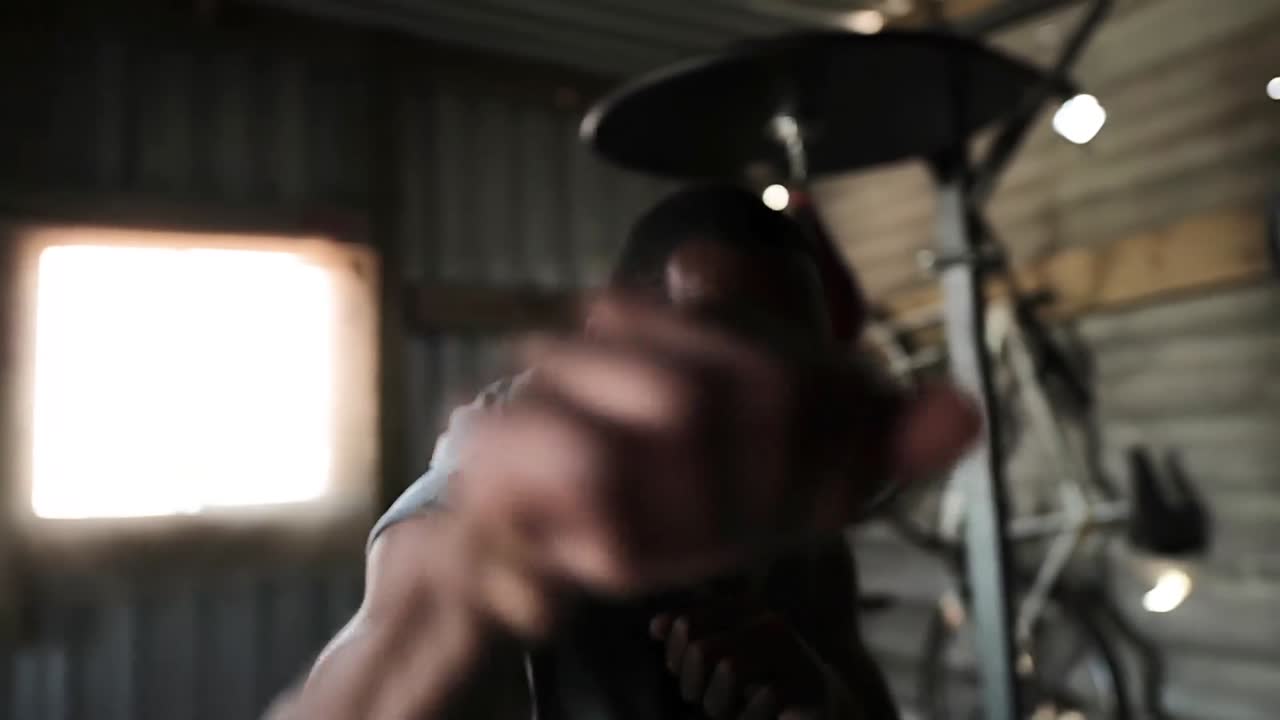 체육관 에서 그림자 권투 를 연습 하는 권투 선수