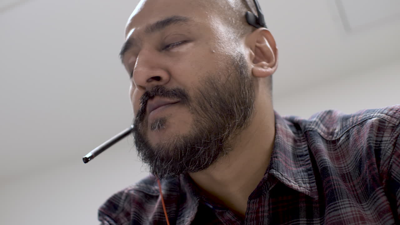 un agente del centro de llamadas facilita el proceso de llamada para un cliente