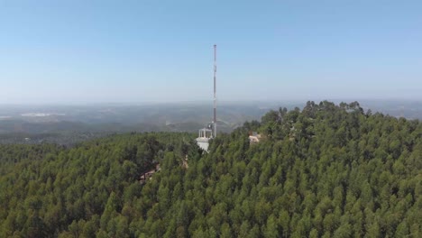 vista aérea del mástil de radio en la parte superior del paisaje montañoso de monchique durante el día soleado, portugal