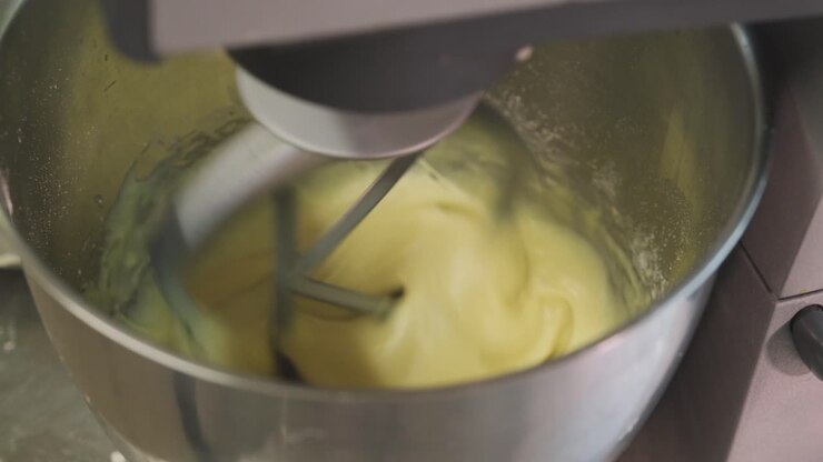 Elettrodomestico moderno che impasta in cucina.