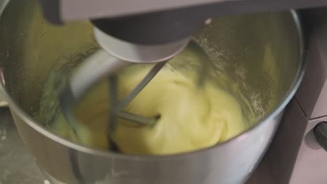 aparato moderno para mezclar la masa en la cocina