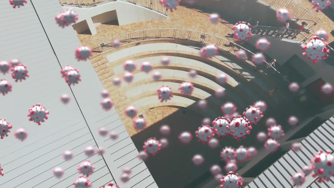 계단을  ⁇ 고 있는 사람들 위에 떠다니는 거대한 코로나19 세포의 애니메이션