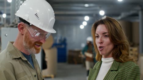 trabajadores de la fábrica en conversación