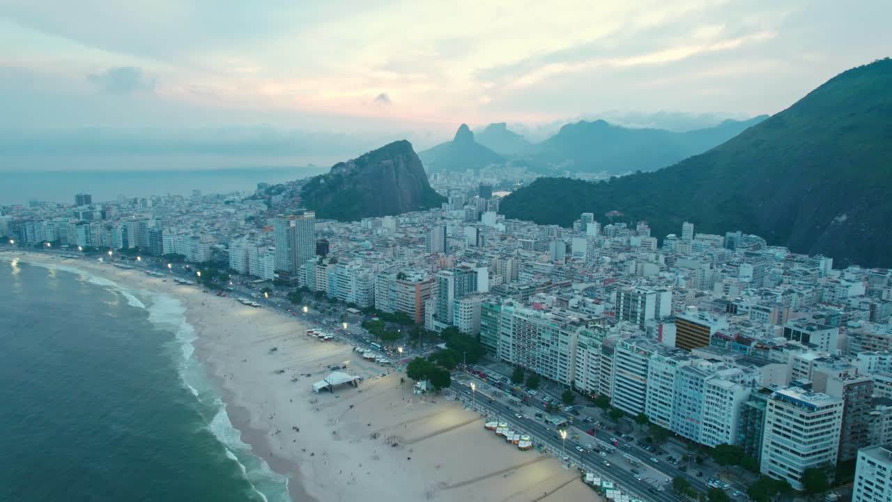 órbita aérea del barrio de copacabana rio de janeiro brasil en la hora azul, estableciendo