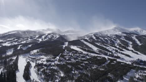 Snow-Covered-Rocky-Mountains-in-Silverthorne,-Colorado