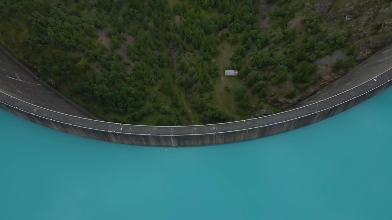 drone disparado volando hacia atrás mientras panorámica sobre el lugar moulin presa en la provincia de aosta en italia