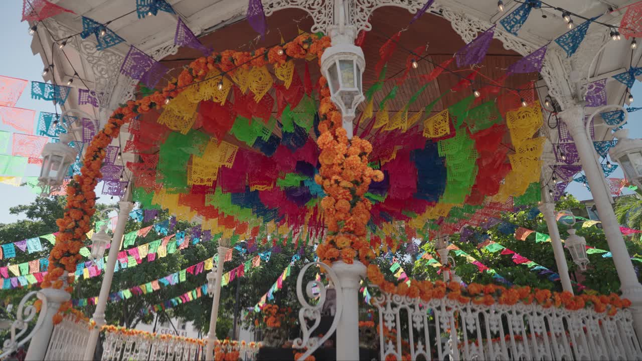 Gazebo decorato con papel picado per la celebrazione del Día de los Muertos