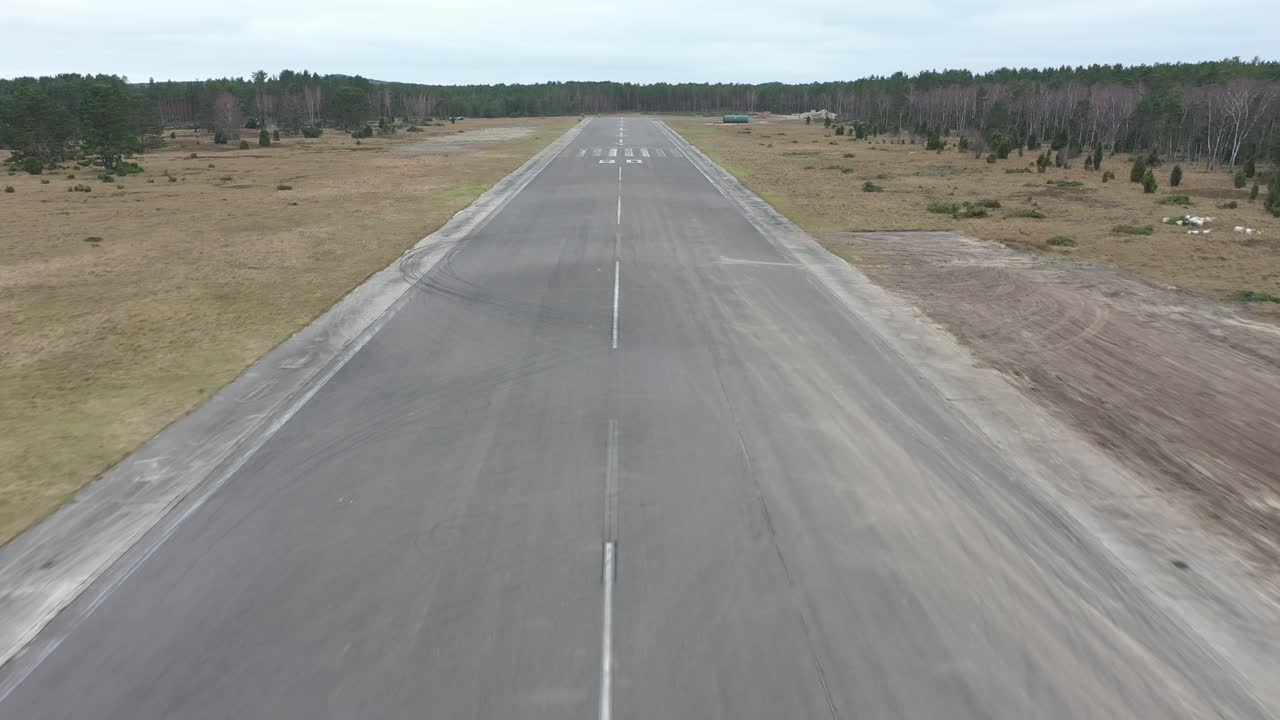 Landning på den lilla övergivna flygplatsen. Nida, Litauen
