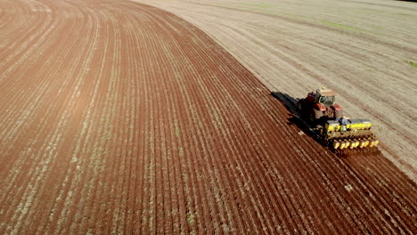 Tractor-Con-Sembradora-En-El-Campo