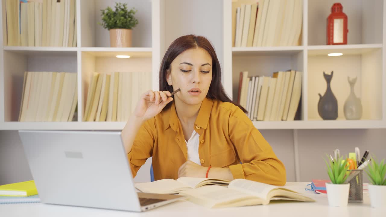 una estudiante muy atenta.