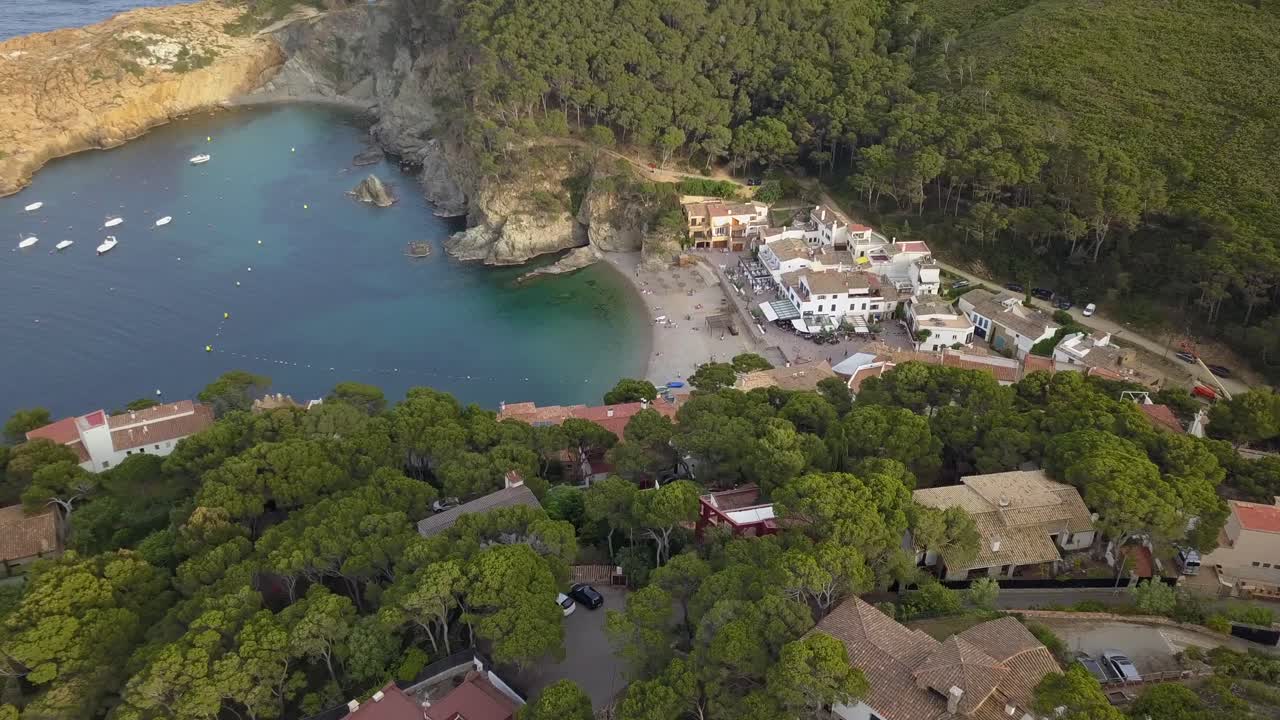 vista de drones del pequeño pueblo de cala sa tuna en la costa brava