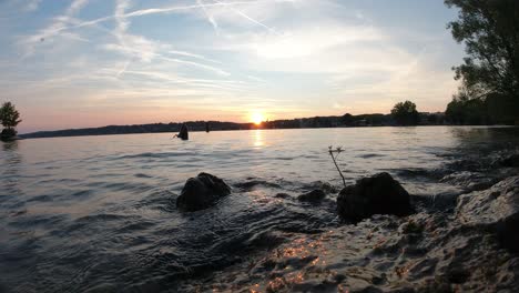 atardecer en el lago de lapso de tiempo con cisnes en el lago starnberg en septiembre a 4k