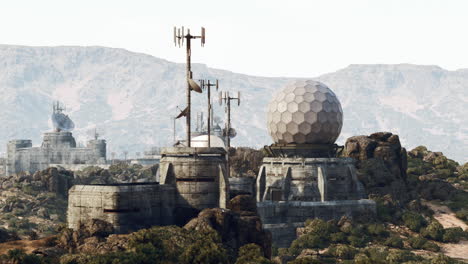 base militar futurista en un paisaje desolado